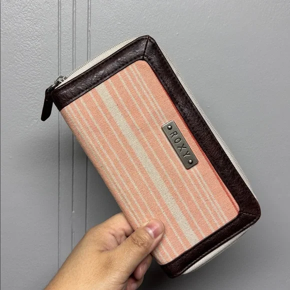 109. Roxy Wallet - Picture 1 of 6
